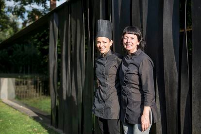 La chef Martina Puigvert junto a su madre, la chef Fina Puigdevall, en el restaurante Les Cols, en Olot .