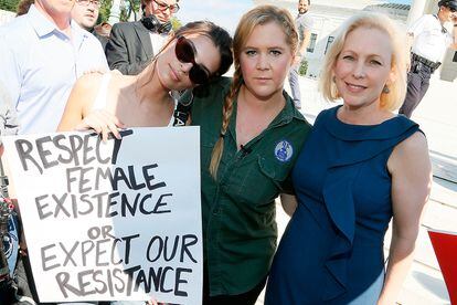 Junto a la modelo Emily Ratajkowski y la cómica Amy Schumer en la protesta ante la Corte Suprema (Washington) tras la confirmación del juez Kavanaugh como magistrado, el pasado octubre.