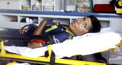 El colombiano Nairo Quintana es trasladado en ambulancia tras sufrir una nueva ca&iacute;da.