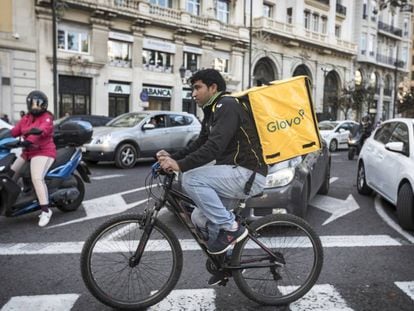 Un repartidor de Glovo, en la plaza del Ayuntamiento de Valencia.