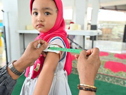 Chequeo médico de una niña en Banda Aceh (Indonesia), este 8 de junio.