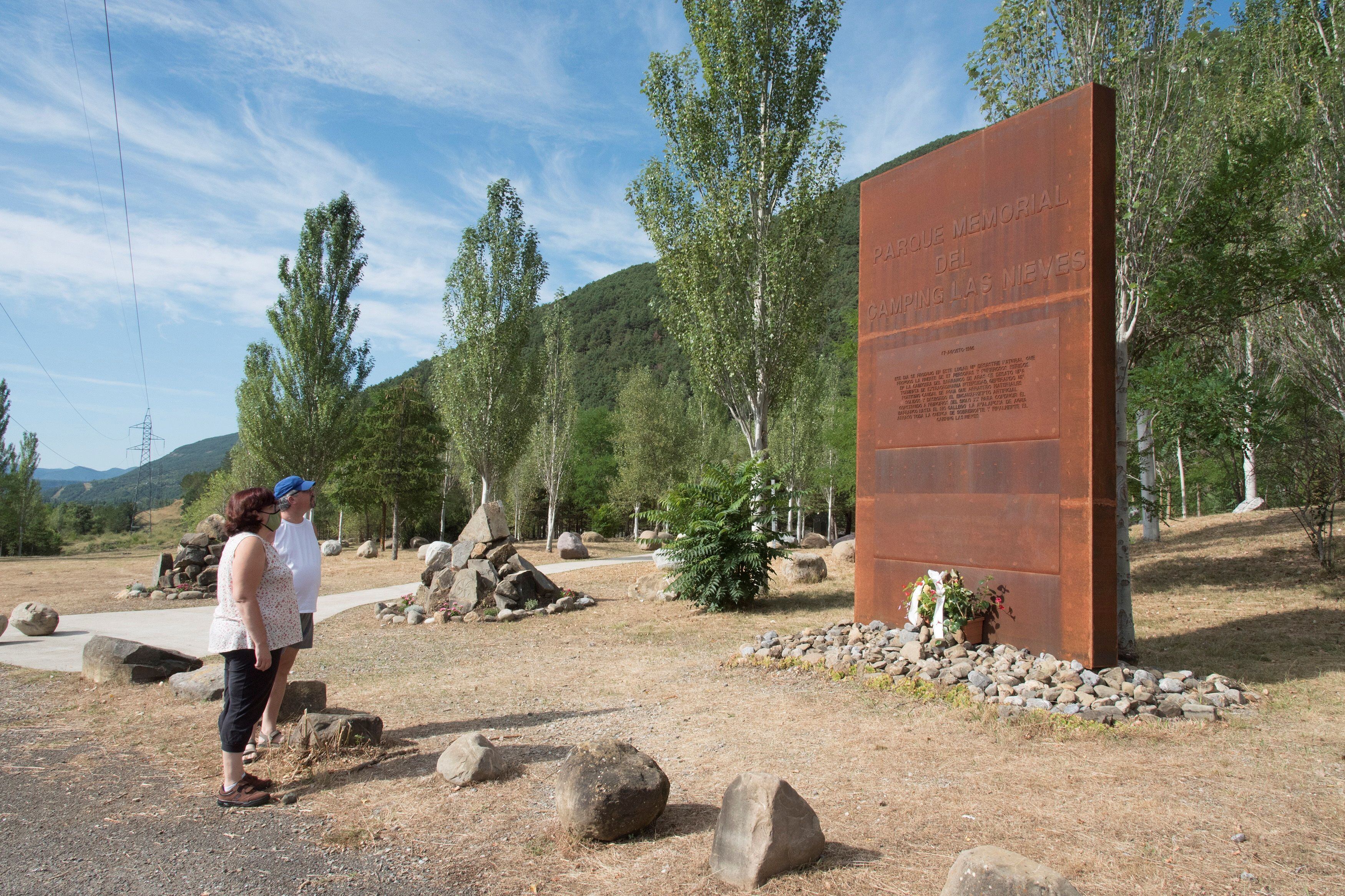 Memorial en el antiguo camping de Biescas (Huesca), donde en 1996 murieron 87 personas a consecuencia de una riada. 