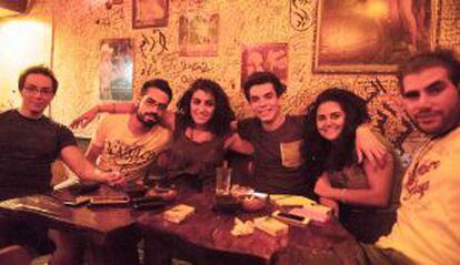 Asht y sus amigos en Abou George, bar del barrio cristiano de Damasco.