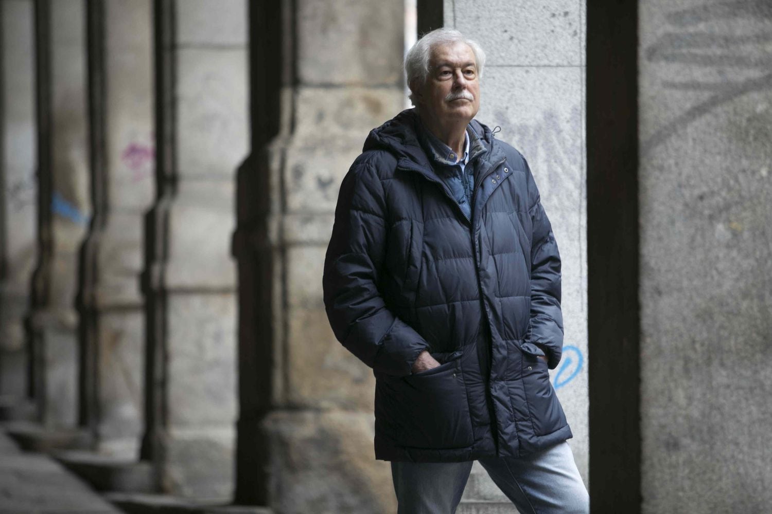 El escritor y político Eugenio del Río, que formó parte de ETA y su primera escisión, Komunistak, este jueves en la Plaza Mayor de Madrid.