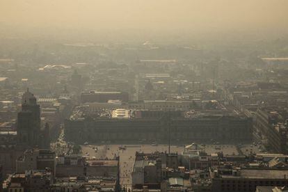El zócalo de Ciudad de México bajo la mala calidad de aire.