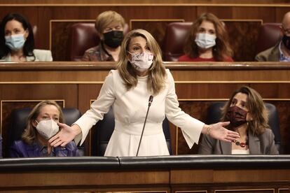 La ministra de Trabajo, Yolanda Díaz (de pie), intervenía el 15 de diciembre en el Congreso.