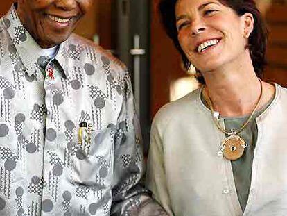 Nelson Mandela y Carolina de Mónaco, durante la visita que realizó la princesa a la fundación del ex presidente surafricano.