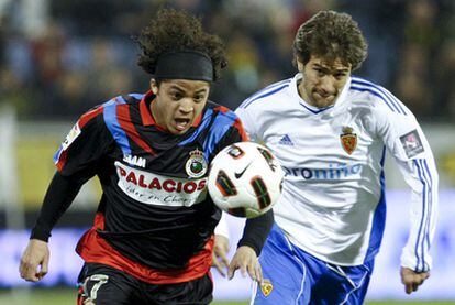 Dos Santos del Racing y Ponzio del Zaragoza dispután un balón.