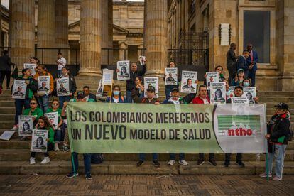 Manifestantes durante plantón a favor de la reforma a la salud en Bogotá, Colombia el 19 de abril del 2023.