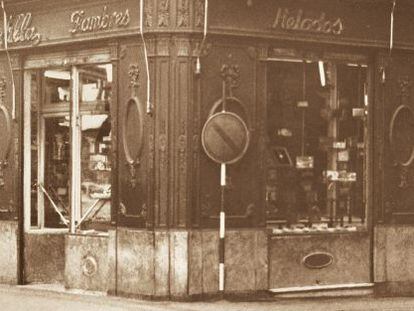 La empresa abrió su primer establecimiento en la Plaza del Callao de Madrid, en 1939.
