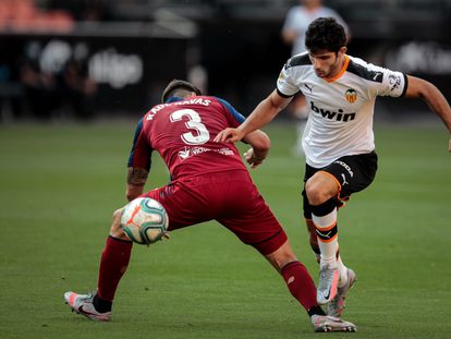 Guedes regatea a Raul Navas en el inicio de la jugada que supuso el primer gol del Valencia ante Osasuna.