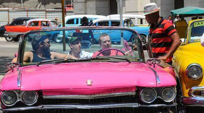 Turistas norteamericanos prueban un antiguo C&aacute;dillac el pasado 6 de abril en La Habana. 