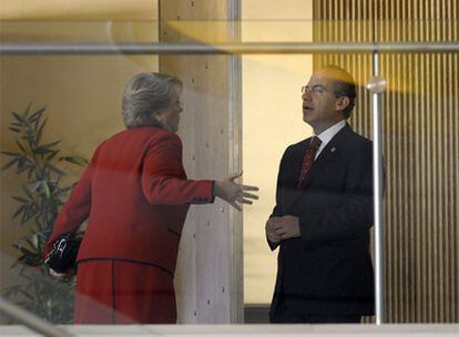 La presidenta de Chile, Michelle Bachelet, charla con el de México, Felipe Calderón, antes de la sesión de la Cumbre Iberoamericana en Estoril.