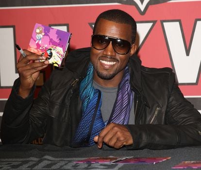 Kanye West firmando copias de 'Graduation' en versión CD en 2007. Eran otros tiempos.