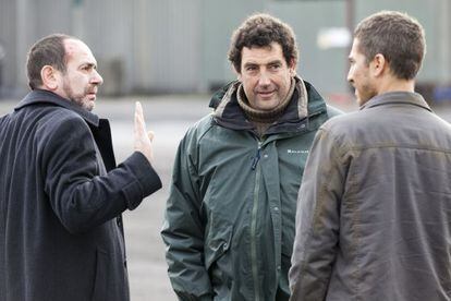 Daniel Calparsoro, entre Karra Elejalde y Alberto Ammann, en el rodaje de 'Invasor'.