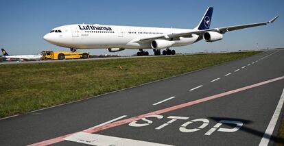 Una aeronave de la aerolínea alemana Lufthansa permanece aparcada en tierra por culpa del impacto que está teniendo el Covid-19 en los vuelos, Frankfurt, Alemania, 23 de marzo de 2020.