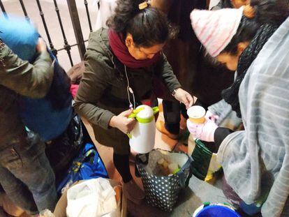 Voluntarios y vecinos ofrecen café y llevan mantas a los refugiados que esperan a las puertas del Samur Social este jueves.