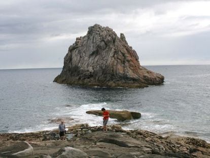 Rainer Kirberg (izquierda) y el productor Felipe Lage, en el archipi&eacute;lago de Os Farall&oacute;ns, en el municipio lucense de Cervo.