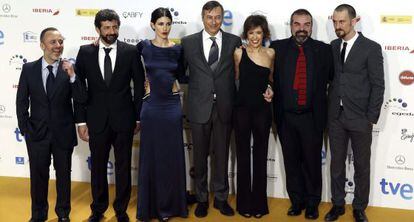 El director Alberto Rodríguez (2i) con el elenco de 'La Isla Mínima'