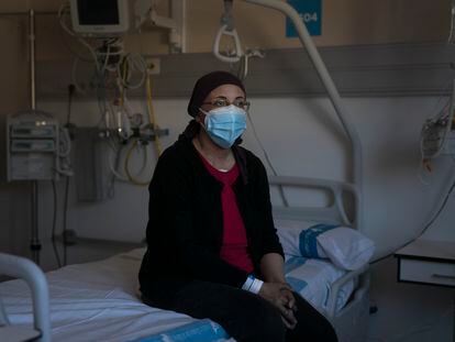 Marta Moles, que sufre una leucemia mieloblástica aguda, en la habitación del hospital Vall d'Hebron donde ha estado aislada 30 días para someterse a un trasplante de médula ósea.