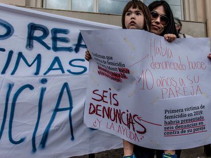 Un grupo de mujeres protesta para exigir el fin de la violencia machista, en Santiago (Chile).