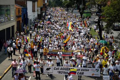 Este lunes, miles de colombianos han salido a las calles de las principales ciudades del país sudamericano para protestar en contra de las reformas económicas y políticas del presidente Gustavo Petro. En la imagen, manifestantes en Cali, en el departamento del Valle del Cauca, el 26 de septiembre de 2022.