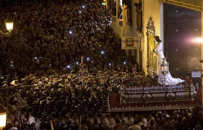 Salida del trono de Jesús Cautivo de la Casa de la Hermandad, durante la procesión del Lunes Santo por las calles de Málaga.