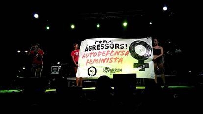 Pancarta feminista con el logotipo de Arran desplegado en el concierto de Oliva, Valencia, el pasado viernes.