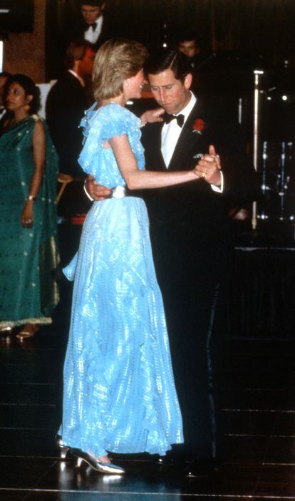 Carlos y Diana bailando en un viaje oficial a Australia en 1983. El vestido azul que luce Diana de Gales es de Bruce Oldfield.