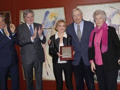Elena Recalde, Ignacio Latierro y Rosa Cuezva reciben del ministro Méndez de Vigo la Orden Civil de Alfonso X El Sabio.