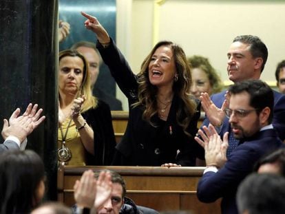 La diputada popular, Teresa Jiménez Becerril, grita desde su escaño durante la sesión de investidura.