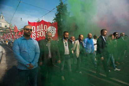 Simone Di Stefano, con traje y corbata, encabeza una manifestación de CasaPound antiinmigración.