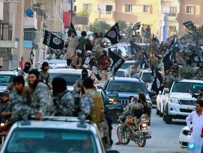Decenas de militantes del ISIS, a mediados de 2014 en Raqa (Siria).