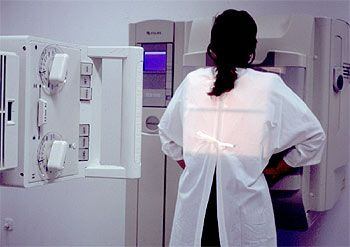Una paciente se somete a una exploración radiológica.