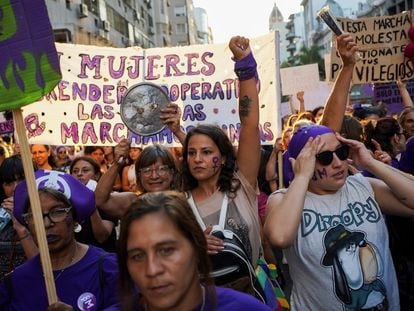 Manifestantes marchan en Montevideo (Uruguay), este 8 de marzo de 2023.