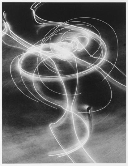 Este cuadro se llama 'Figura de patinaje, Carol Lynne' y fue pintado por Gjon Mili en 1945. La pintura es de 37,80 x 45,21 centímetros.