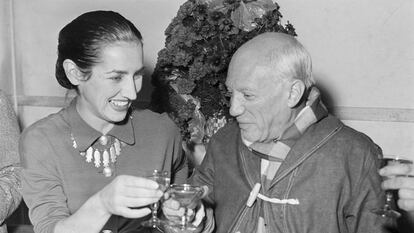 Françoise Gilot y Pablo Picasso, brindan el 70º aniversario del artista malagueño, en una mansión del sur de Francia propiedad del pintor.