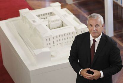 Pachi V&aacute;zquez, reci&eacute;n aclamado candidato a la Xunta, posa en la biblioteca de la sede del  Parlamento de Galicia.