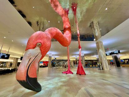 El flamenco de Matthew Mazzotta es la obra más reciente incorpora en el aeropuerto de Tampa (Florida).