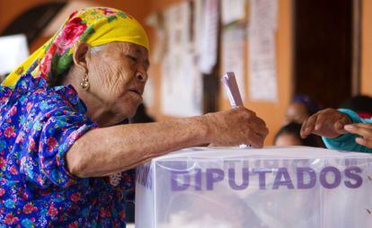 Mujer votando el pasado domingo 7 de julio