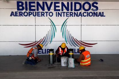 Un grupo de trabajadores ultiman los detalles finales de construcción del Aeropuerto Internacional General Felipe Ángeles.
