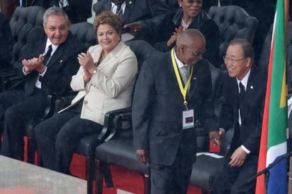 El presidente cubano, Raúl Castro, la presidenta de Brasil, Dilma Rousseff, Andrew Mlangeni y el secretario general de la ONU Ban Ki-Moon, asisten a la ceremonia oficial en memoria de ex presidente sudafricano.