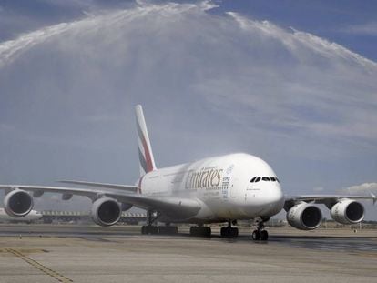 El avi&oacute;n de pasajeros m&aacute;s grande del mundo, el A380, a su llegada al aeropuerto Adolfo Su&aacute;rez Madrid-Barajas.