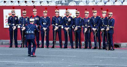 Miembros de la Guardia Real se hacían una foto de familia al inicio del desfile frente a la tribuna de las autoridades.