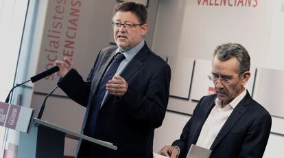 El secretario general del PSPV, Ximo Puig, y el portavoz en las Cortes, Antonio Torres, esta mañana.