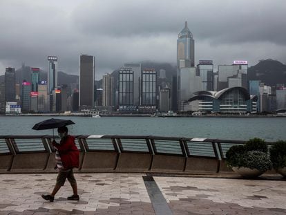 Un hombre pasea por la bahía de Hong Kong, un día después de que el Gobierno chino diera a conocer la ley de Seguridad Nacional que prevé para la ciudad