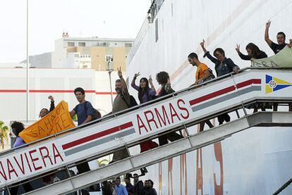 Los activistas descienden del barco que les trasladó de El Aaiún a Las Palmas.