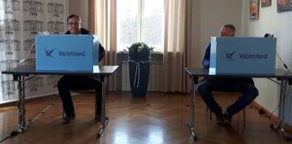 Dos estonios votan en las elecciones parlamentarias en Keilas.