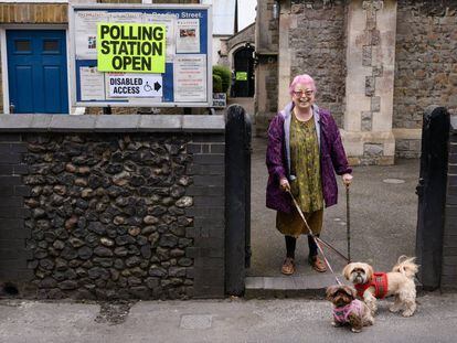Una electora británica posa con sus perros en Broadstairs (Reino Unido) después de votar en las elecciones municipales de este jueves
