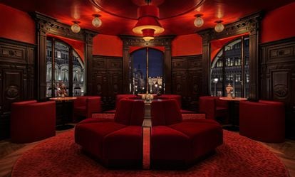 Isa, la nueva coctelería de Four Seasons, seduce con su terciopelo rojo, obra del estudio neoyorquino AvroKo.